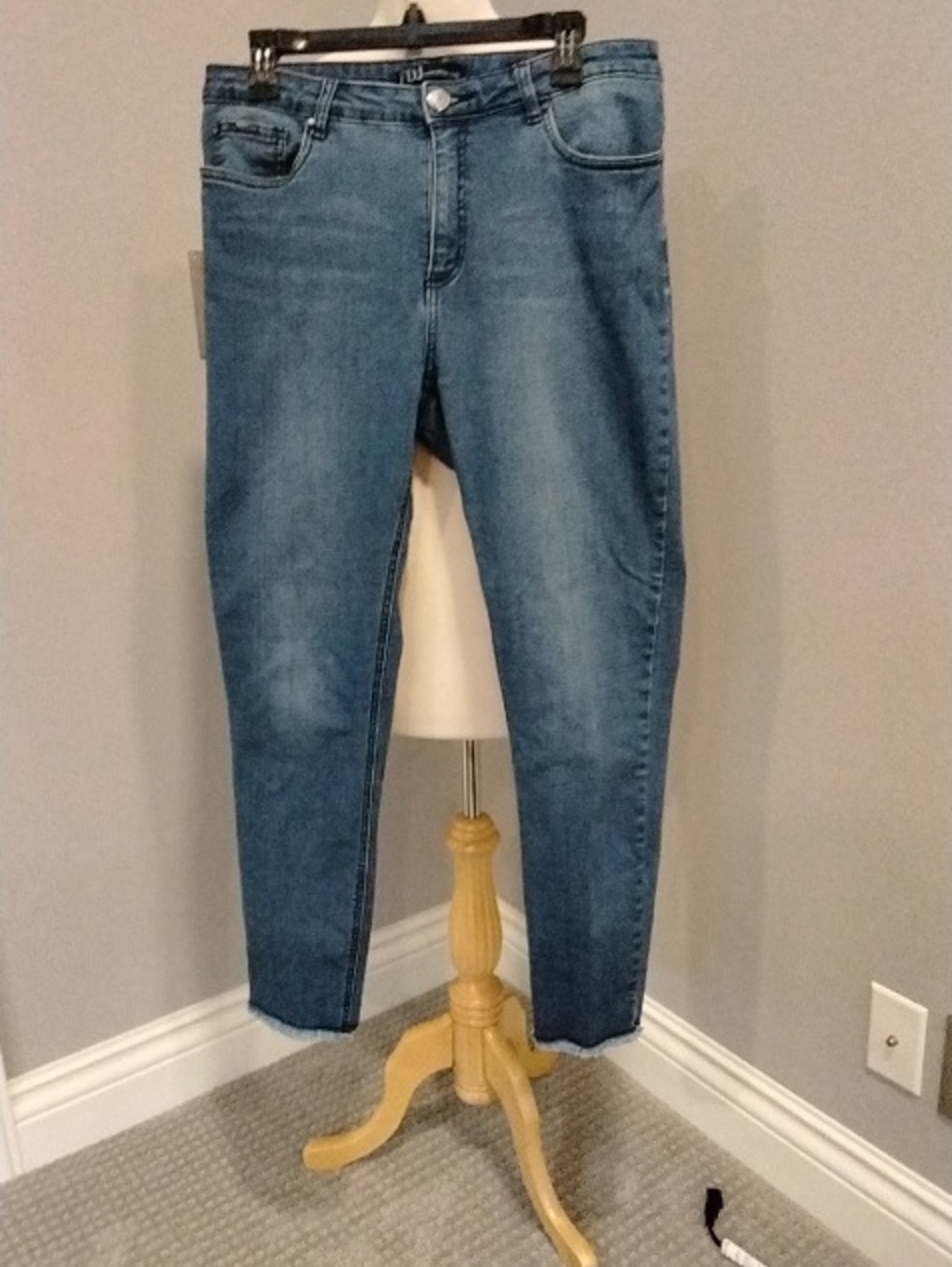 Women's Cropped Slim Ankle Jeans in Faded Blue